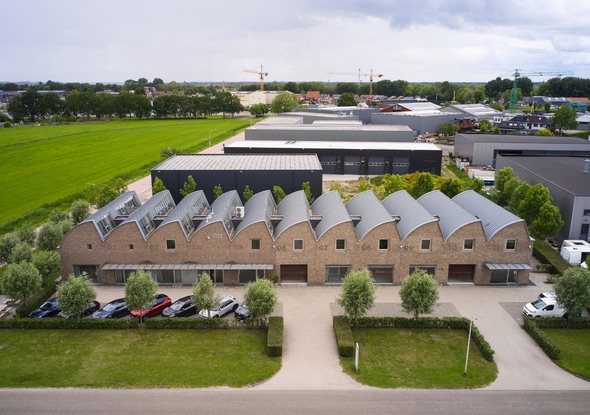 Het pand van fortop in Zwartsluis, van boven